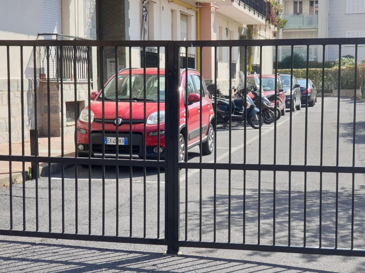 Apartamento Albenga Sul Mare Famiglie Ed Amici Fino 10 Posti Exterior foto